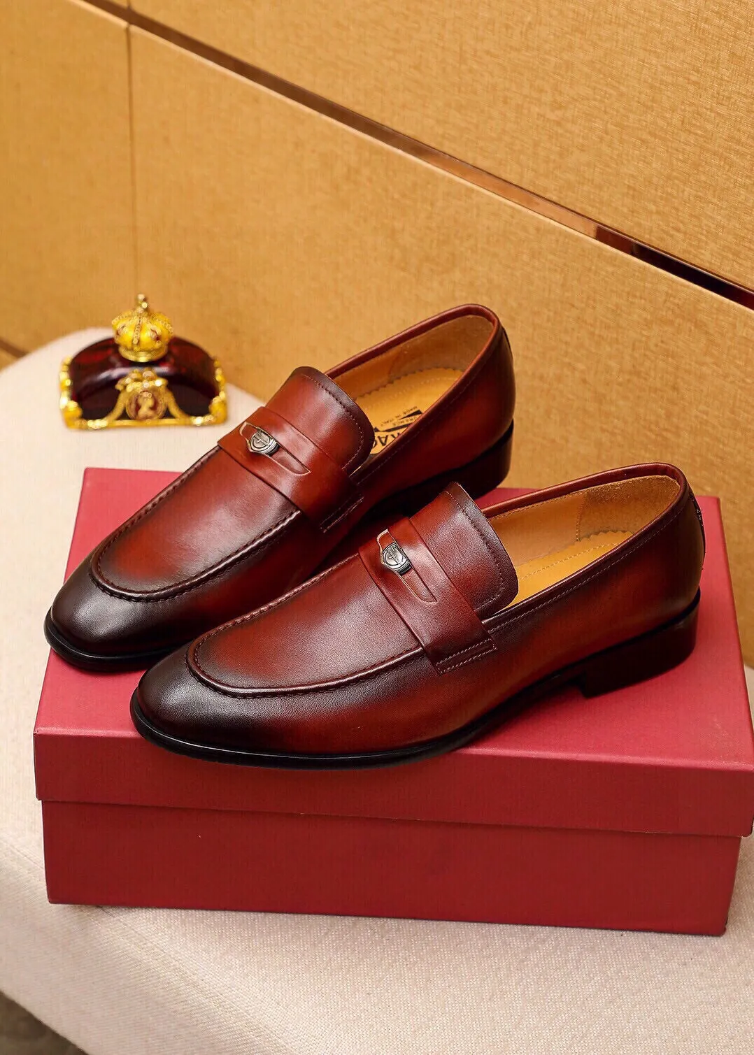 Men's shoes 💰520 💐 Product trademark: Ferragamo "Ferragamo" casual leather shoes Regular size: 38-44 (45🉑️customized) Product materials: Selected imported first-layer calfskin upper + original hardware buckle, imported water-dyed cowhide leather lining. Strong three-dimensional visual effect, combined outsole Color: 2⃣️colors available